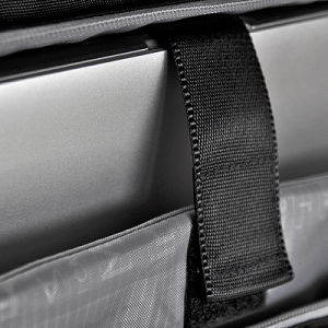 the-envoy-duffel-black-detail5-580x580